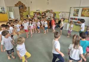 Dzieci rozgrzewają się przed ćwiczeniami.
