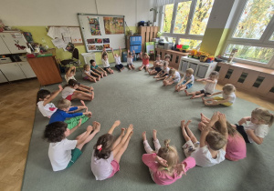 Robimy skłony w siadzie.