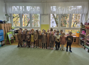 Wspólne zdjęcie dzieci ubranych na brązowo.