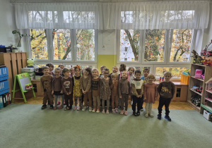 Wspólne zdjęcie dzieci na dywanie.