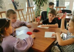 Dzieci zastanawiają się jak stworzyć portret złości.