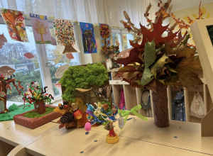 Wystawa prac przygotowanych na rodzinny konkurs "Magiczne drzewo".