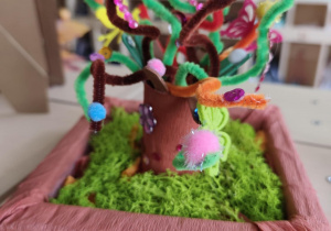 Praca wykonana w konkursie rodzinnym "Magiczne drzewo".