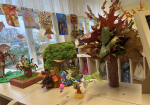 Wystawa prac w szatni przedszkolnej.