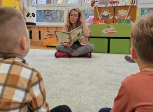 Pani Emilia czyta książkę.