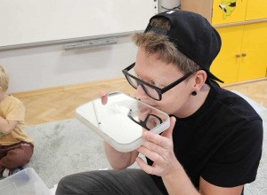 Pan Igor pokazuje zabawę doświadczalną z oddechem.