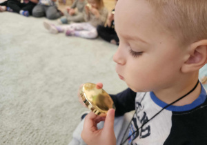 Chłopiec sprawdza czy jego oddech jest ciepły.