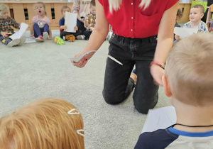 Dzieci otrzymują kolorowankę.