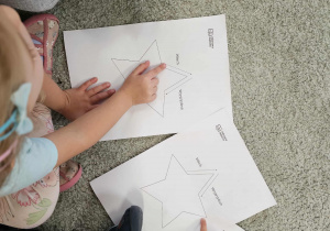 Dzieci wykonują zadanie z gwiazdką na spokojny oddech.