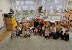 Cała grupa pozuje do zdjęcia.