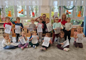 Pamiątkowe zdjęcie grupowe z gośćmi.