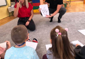 Prowadzący przedstawia dzieciom bajkową postać- Nosusia Czarodzieja.