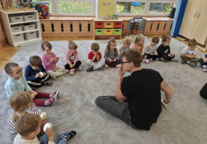 Dzieci sprawdzają co się dzieje, gdy ciepłe powietrze z buzi skierowane jest na magiczne lusterko.