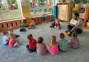 Dzieci odpowiadają na pytania terapeuty.