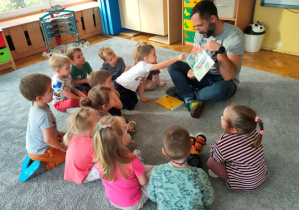 Chłopiec wskazuje na obrazku wyszukiwany przedmiot.