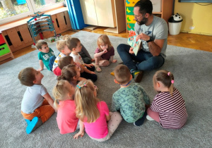 Dzieci rozmawiają z prowadzącym.