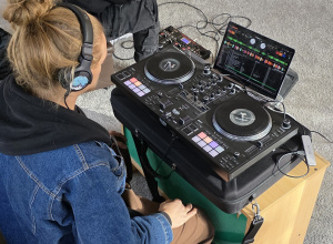 DJ i jego sprzęt do miksowania.