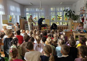 Pan Feliks wita się z dziećmi i przedstawia osoby, z którymi dzisiaj nas odwiedził.