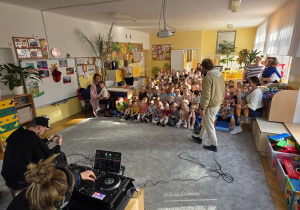 Pan Feliks opowiada o pracy DJ-a, miksowaniu i beatboxowaniu.