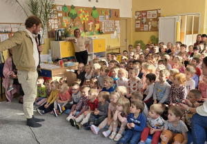 Pan Feliks zadaje dzieciom pytania dotyczące muzyki i jej tworzenia.