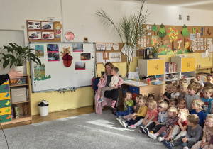 Dzieci słuchają beatboxu.