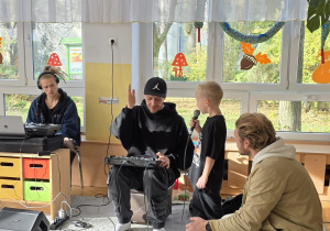 Chłopiec próbuje swoich sił w beatboxie.