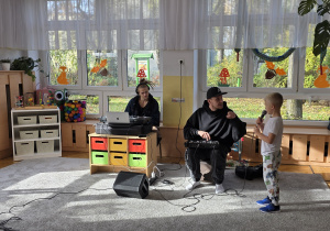 Kolejny chłopiec próbuje swoich sił w beatboxie.