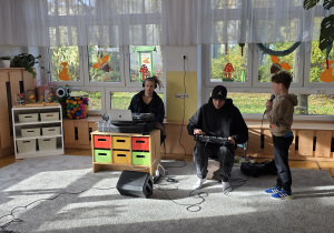 Kolejny chłopiec próbuje swoich sił w beatboxie.