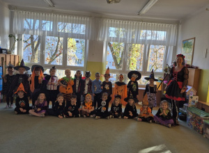 Wspólne zdjęcie dzieci w przebraniach.