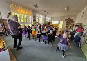 Zabawy taneczne z wujkiem Darkiem.