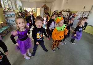 Zabawy taneczne na dywanie.