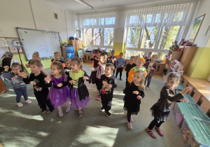 Dzieci tańczą do piosenki Wednesday.