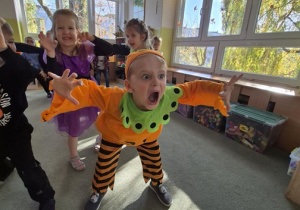 Chłopiec robi straszną minę.