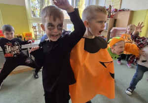 Chłopcy robią straszną minę i dziwną pozę.