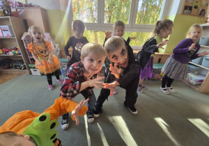 Chłopcy pozują do zdjęcia, robiąc dziwną pozę.