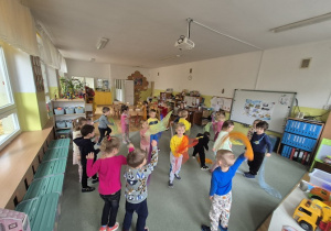 Zabawy ruchowe na dywanie.