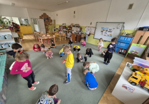 Zabawy ruchowe na dywanie.