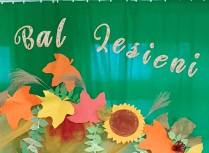 Jesienna dekoracja i napis: Bal Jesieni.