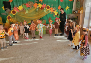 Dzieci tańczą w kole.