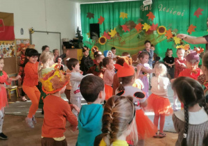 Dzieci z grupy "Biedronki" i "Ważki" tańczą razem przy muzyce.