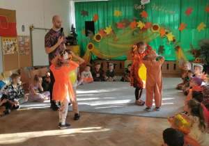 Dzieci z najstarszych grup biorą udział w konkursie - "Taniec z balonem"