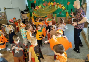 Dzieci z grupy "Motylki" tańczą pod czujnym okiem wodzireja.