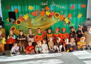 Zdjęcie grupowe "Motylków" na tle dekoracji okolicznościowej.