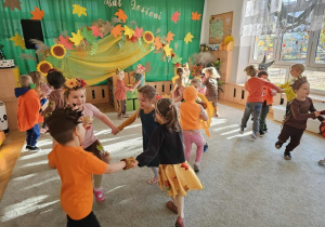 Dzieci w grupy Mrówki tańczą w małych kołach.