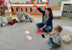 Ciocia pokazuje flashcards.