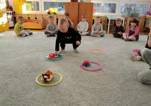 Chłopiec segreguje pojazdy.