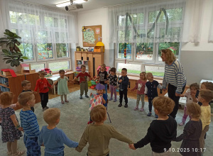 Dzieci w kole śpiewają "Sto lat"