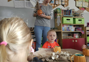 Pani tłumaczy co będziemy robić.