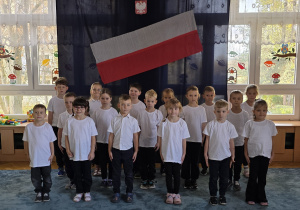 Grupa "Ważki" przed odśpiewaniem hymnu Polski - "Mazurek Dąbrowskiego".