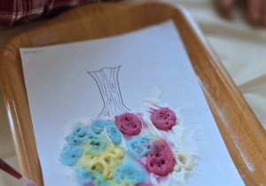 Jesienne drzewo powstałe z połączenia chemicznych składników.